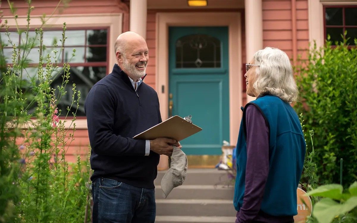 Councilmember Kettle talking with a constituent