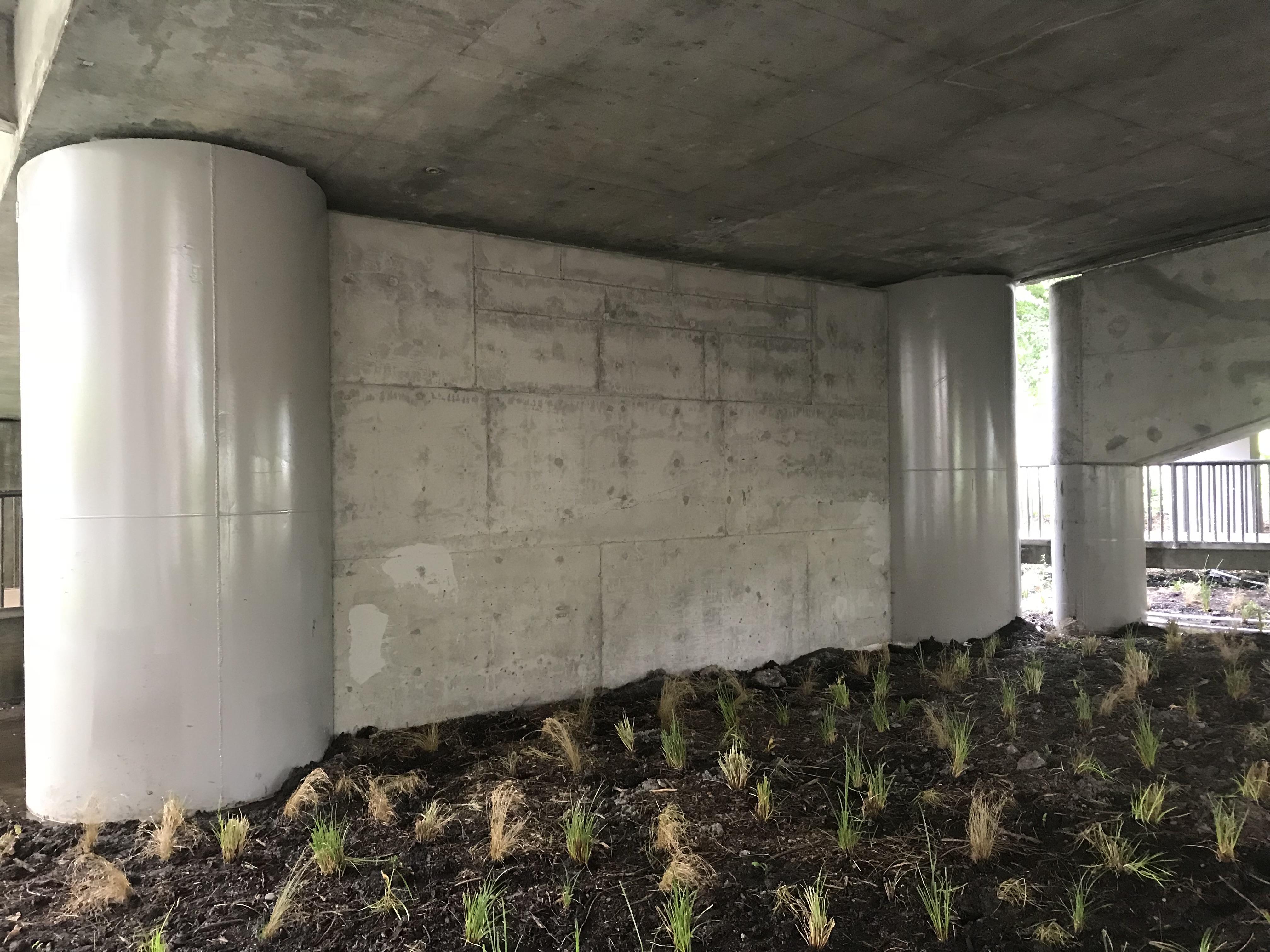 New steel jackets on the bridge columns