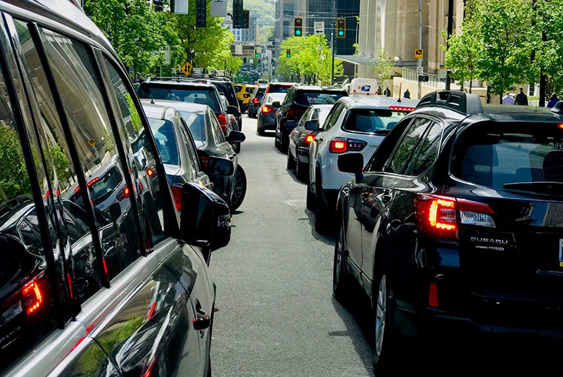 Peak time traffic congestion on southbound 5th Ave. Photo by Jeanne Clark.
