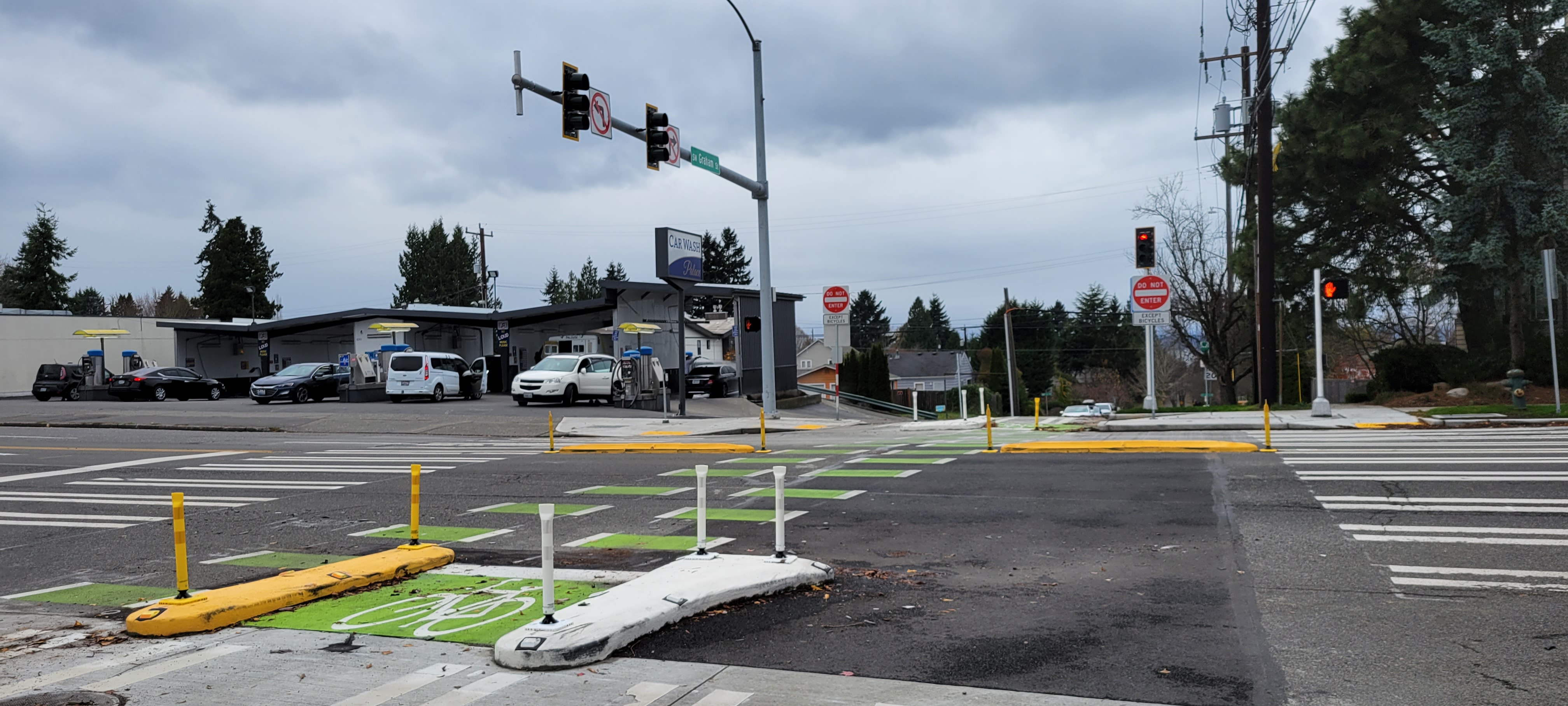 Traffic diverter and signal