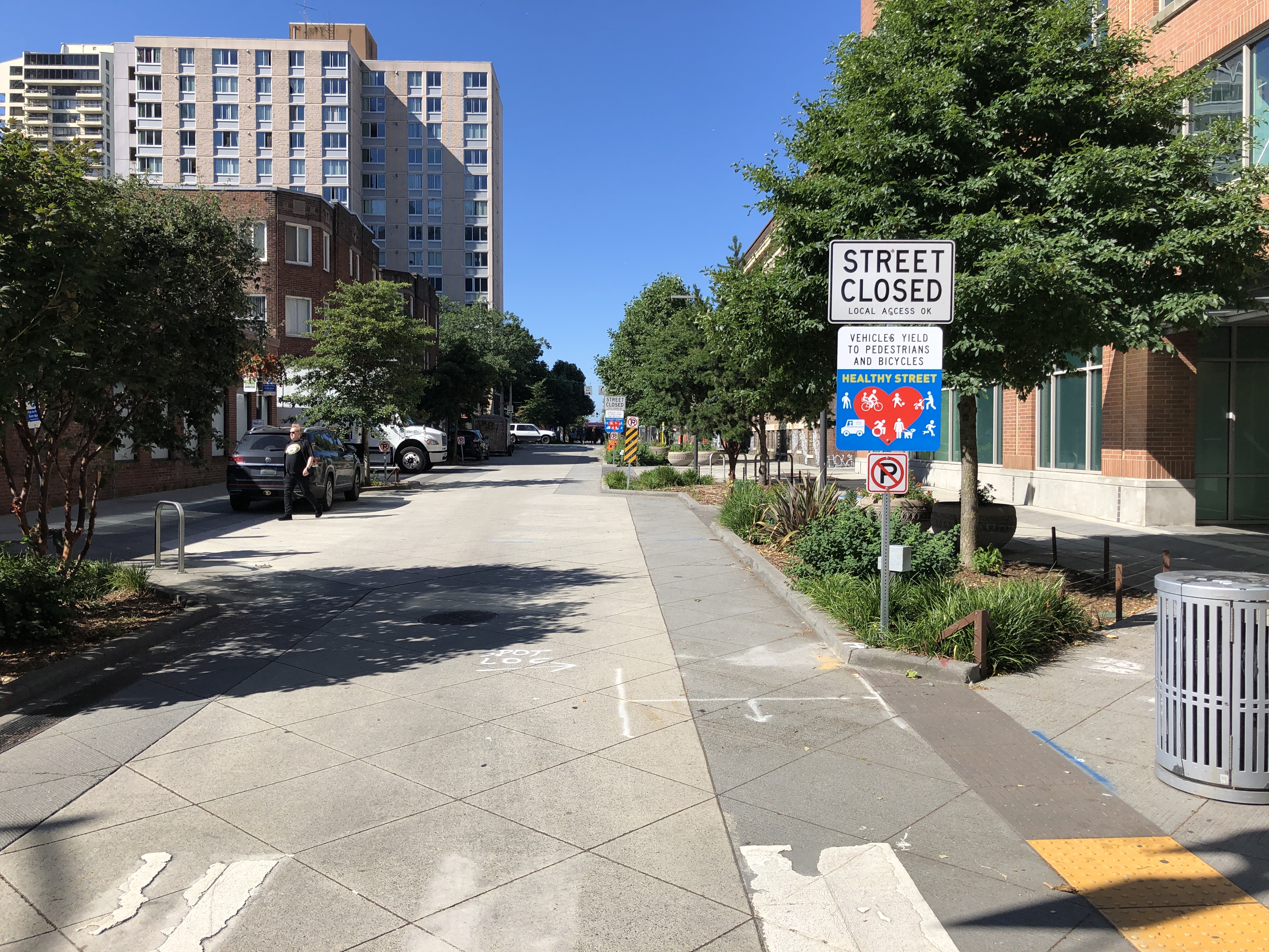 Photo of newly installed Stay Healthy Street sign at Bell St and 3rd Ave.