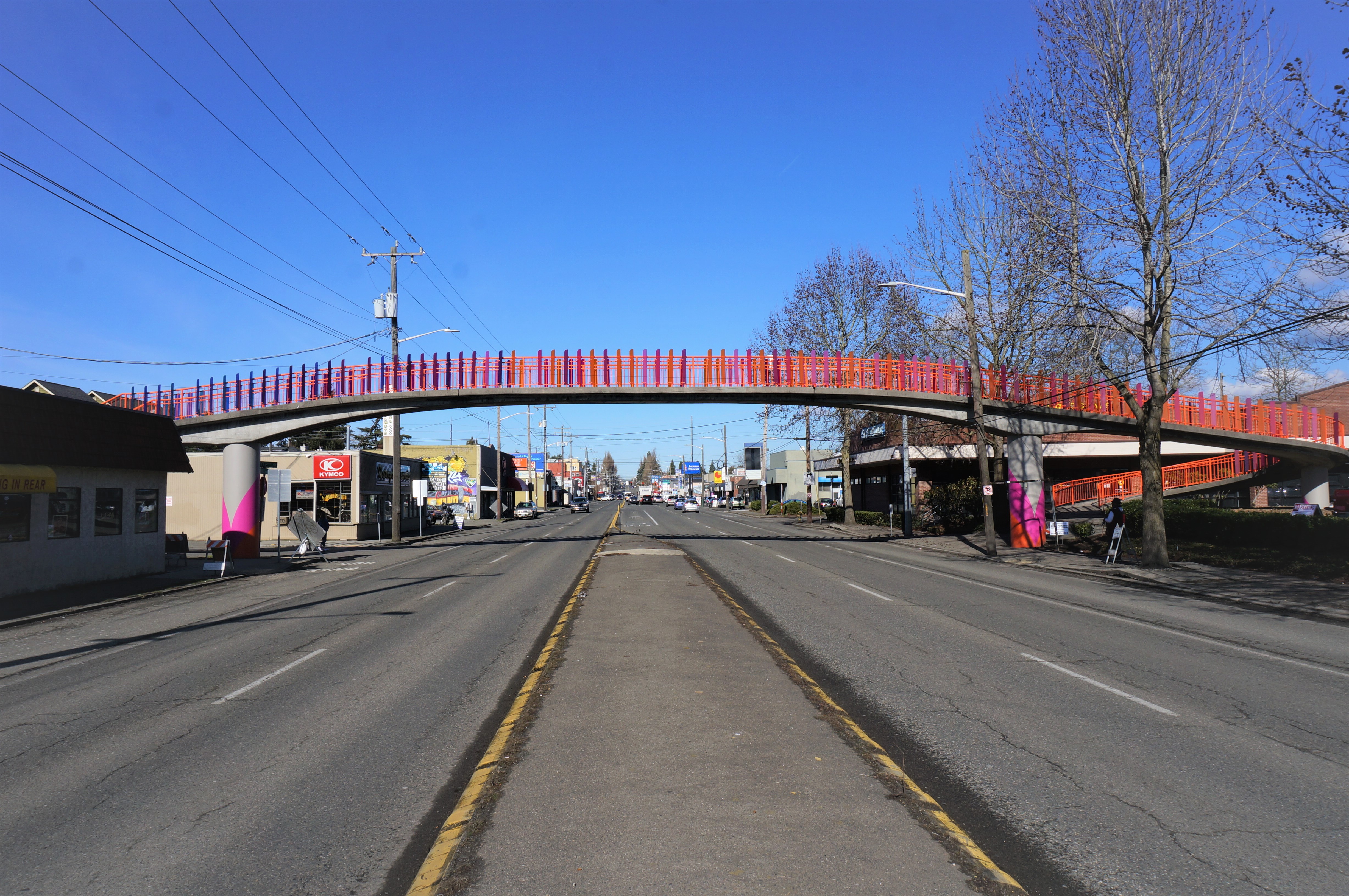 A photo of a pedestrian bridge over Aurora Avenue, facing north