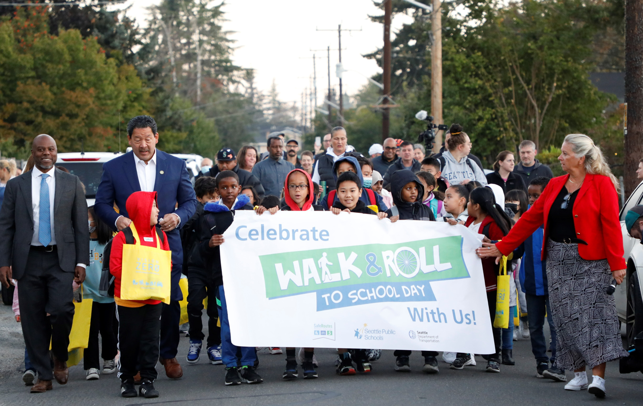 En enero de 2023, el alcalde Bruce Harrell se unió a los estudiantes de la escuela primaria Dunlap Elementary para celebrar el Día de Caminar y Rodar a la Escuela