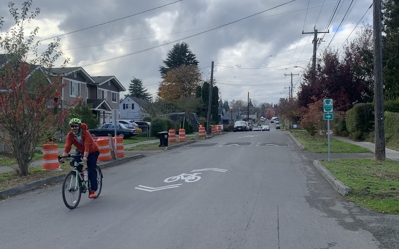 Ciclista circulando por la vía verde de Kenyon