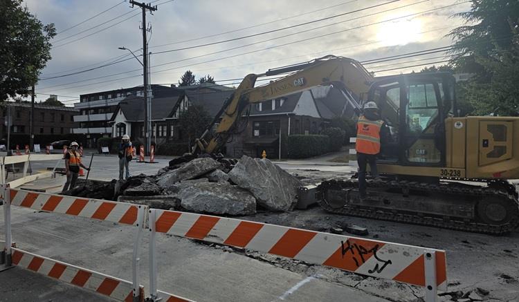 Image shows the construction team working at the intersection of Eastlake AVe E and E Edgar St