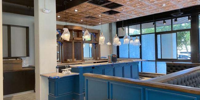 El mismo espacio con una nueva barra y cocina en construcci&oacute;n 