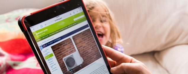 Seattle resident researches energy efficient heat pumps with daughter. Photo credit: Marcela Gara, Resource Media. Source: https://www.flickr.com/photos/eeimagedatabase/31338422890/