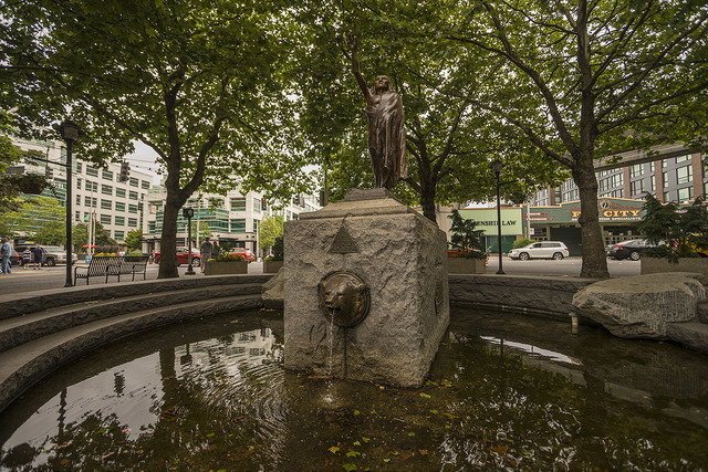 Tilikum Place fountain