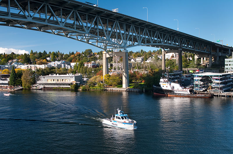 A boat under the Aurora Bridge