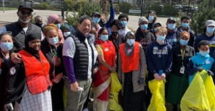 Mayor Harrell standing with volunteers at community clean event