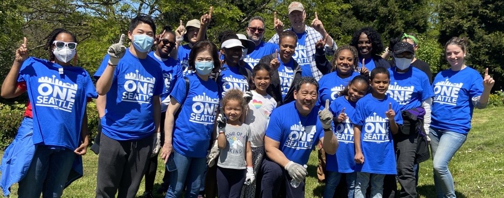 Mayor Harrell and volunteers wearing One Seattle shirt posing for photo in MLK Memorial Park 